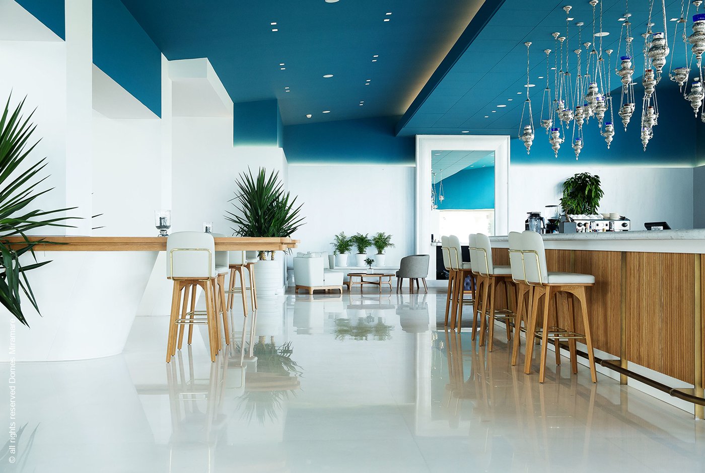 Domes Miramare, a Luxury Collection Resort, Korfu | Moraitika | Ansicht Blue Bar | luxuszeit.com