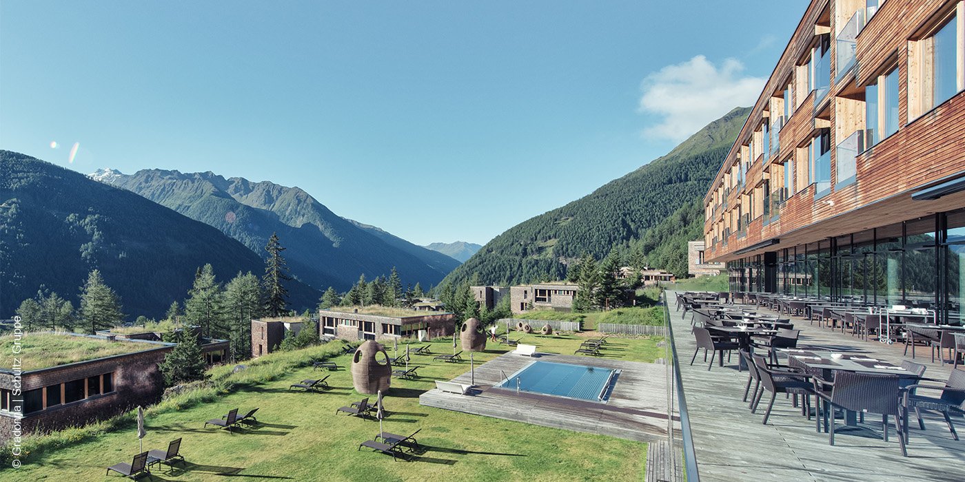 Gradonna Mountain Resort | Châlets & Hotel | Kals am Großglockner | Aussenansicht mit Pool | luxuszeit.com