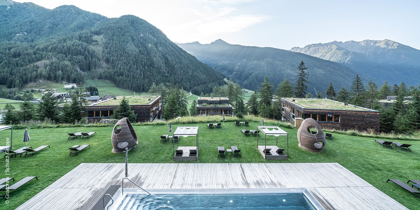 Gradonna Mountain Resort | Châlets & Hotel | Kals am Großglockner | Pool mit Liegewiese | luxuszeit.com