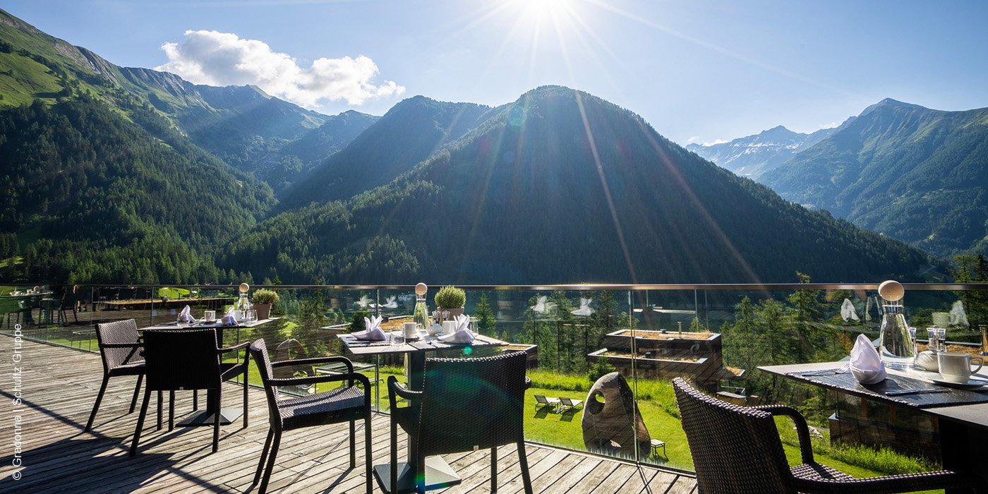 Gradonna Mountain Resort | Châlets & Hotel | Kals am Großglockner | Restaurant-Terrasse | luxuszeit.com