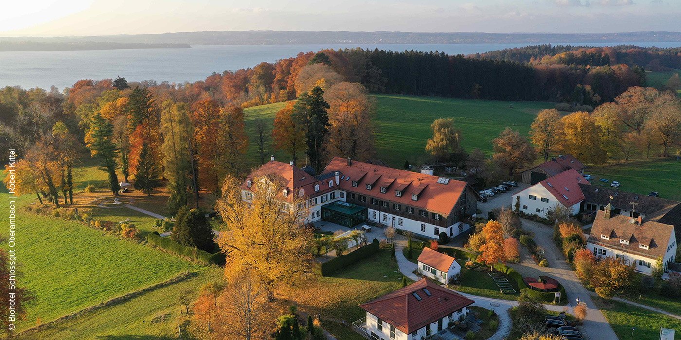 Schlossgut Oberambach | Münsing | Starnberger See | Ansicht im Herbst | luxuszeit.com