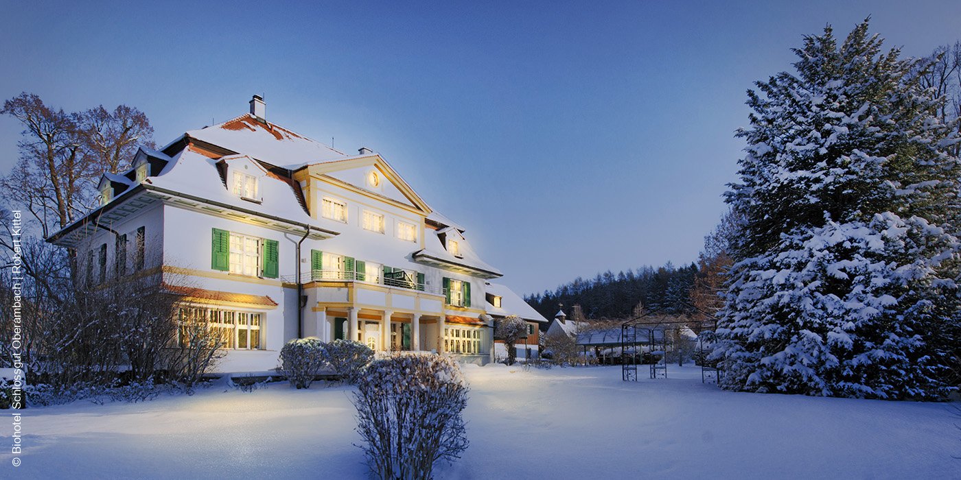 Schlossgut Oberambach | Münsing | Starnberger See | Ansicht in der Dämmerung im Winter | luxuszeit.com