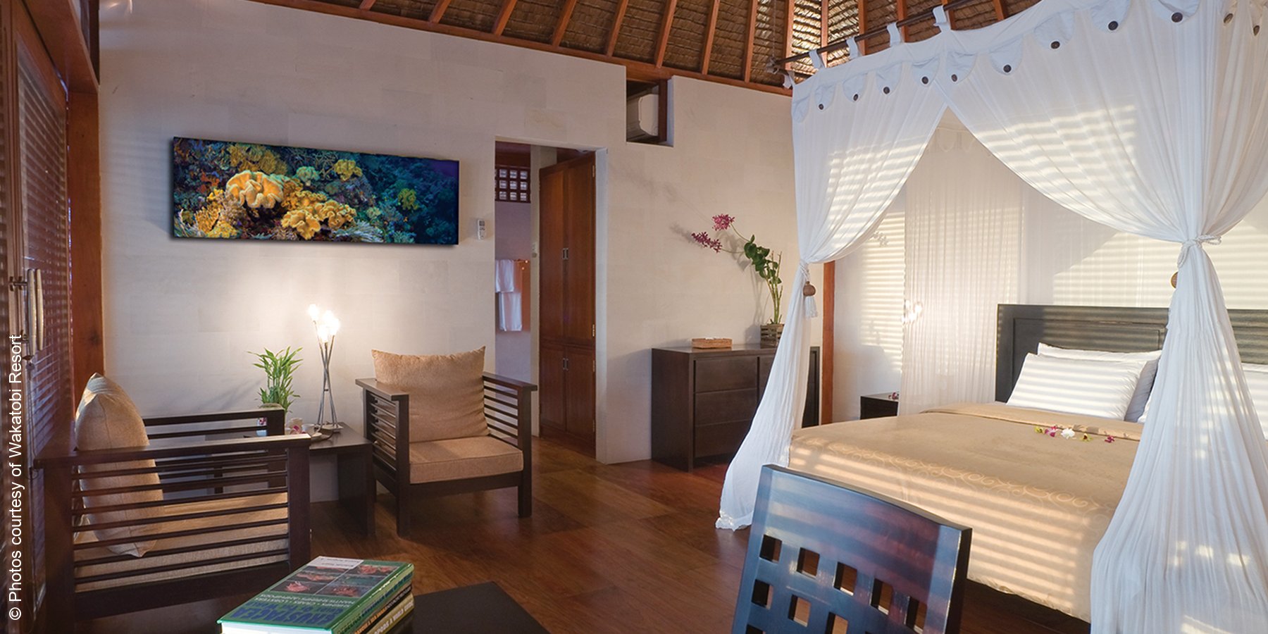 Wakatobi Dive Resort | Indonesien | Villa Schlafzimmer | luxuszeit.com