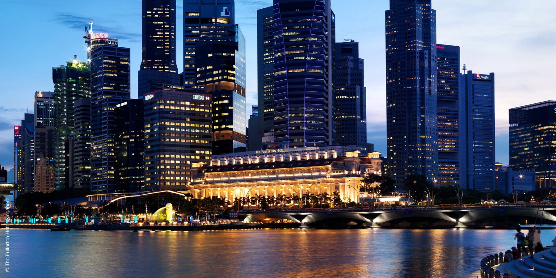 The Fullerton Hotel Singapore | Singapur | Aussenansicht beu Nacht | luxuszeit.com