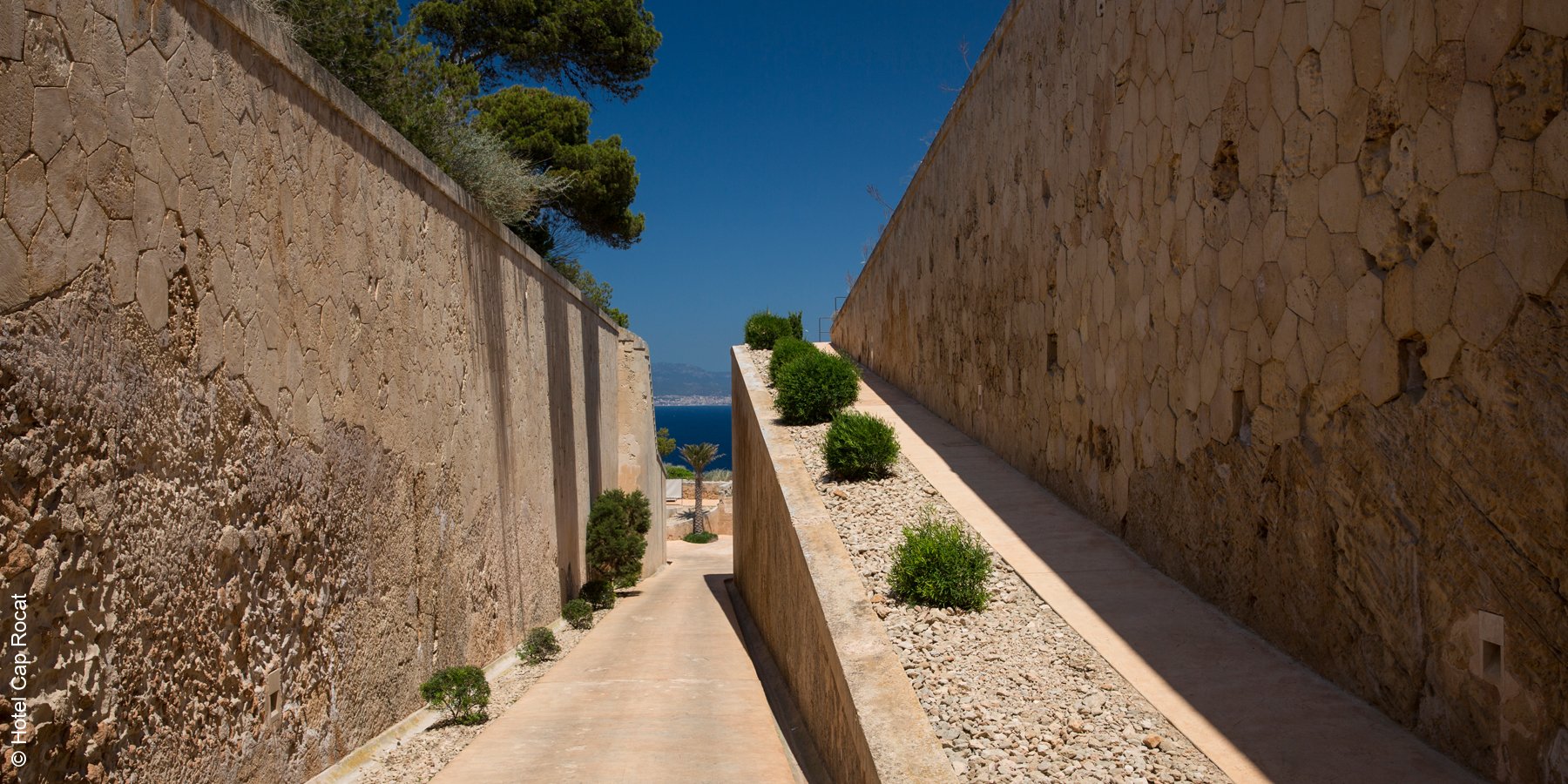 Hotel Cap Rocat | Cala Blava | Mallorca | Aussenanlage | luxuszeit.com