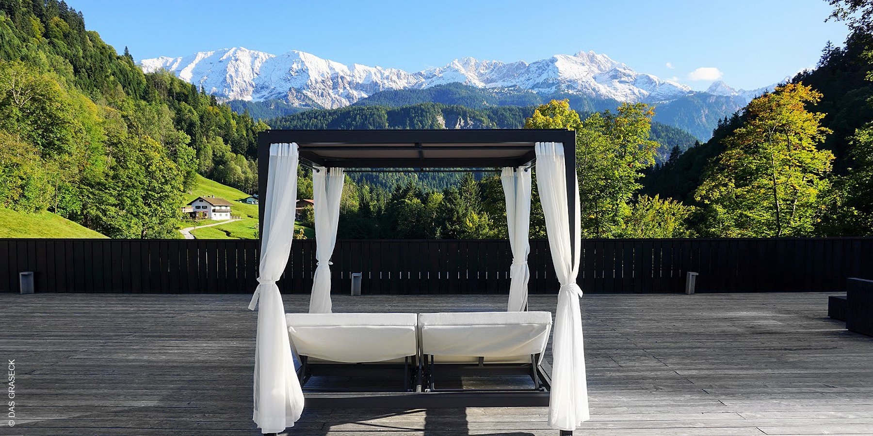 DAS GRASECK | Garmisch-Partenkirchen | Ausblick Terrasse | luxuszeit.com