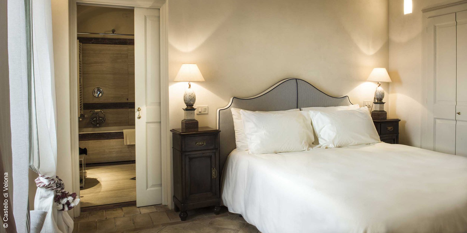 Castello di Velona | Montalcino | Castle Balcony Suite Schlafbereich | luxuszeit.com