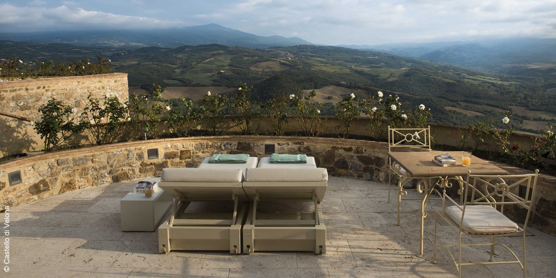 Castello di Velona | Montalcino | Castle Balcony Suite Terrasse | luxuszeit.com