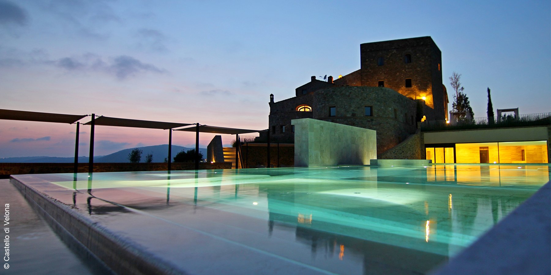Castello di Velona | Montalcino | Outdoor-Pool bei Nacht | luxuszeit.com