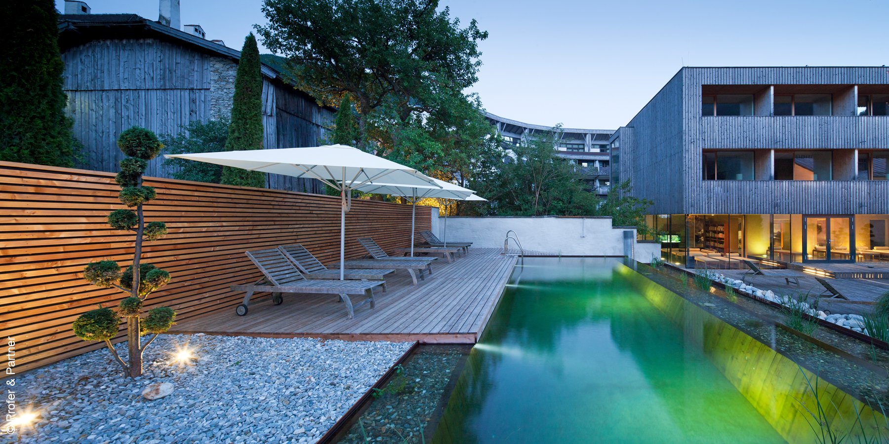 Hotel Hinteregger | Matrei | Pool Dämmerung | luxuszeit.com