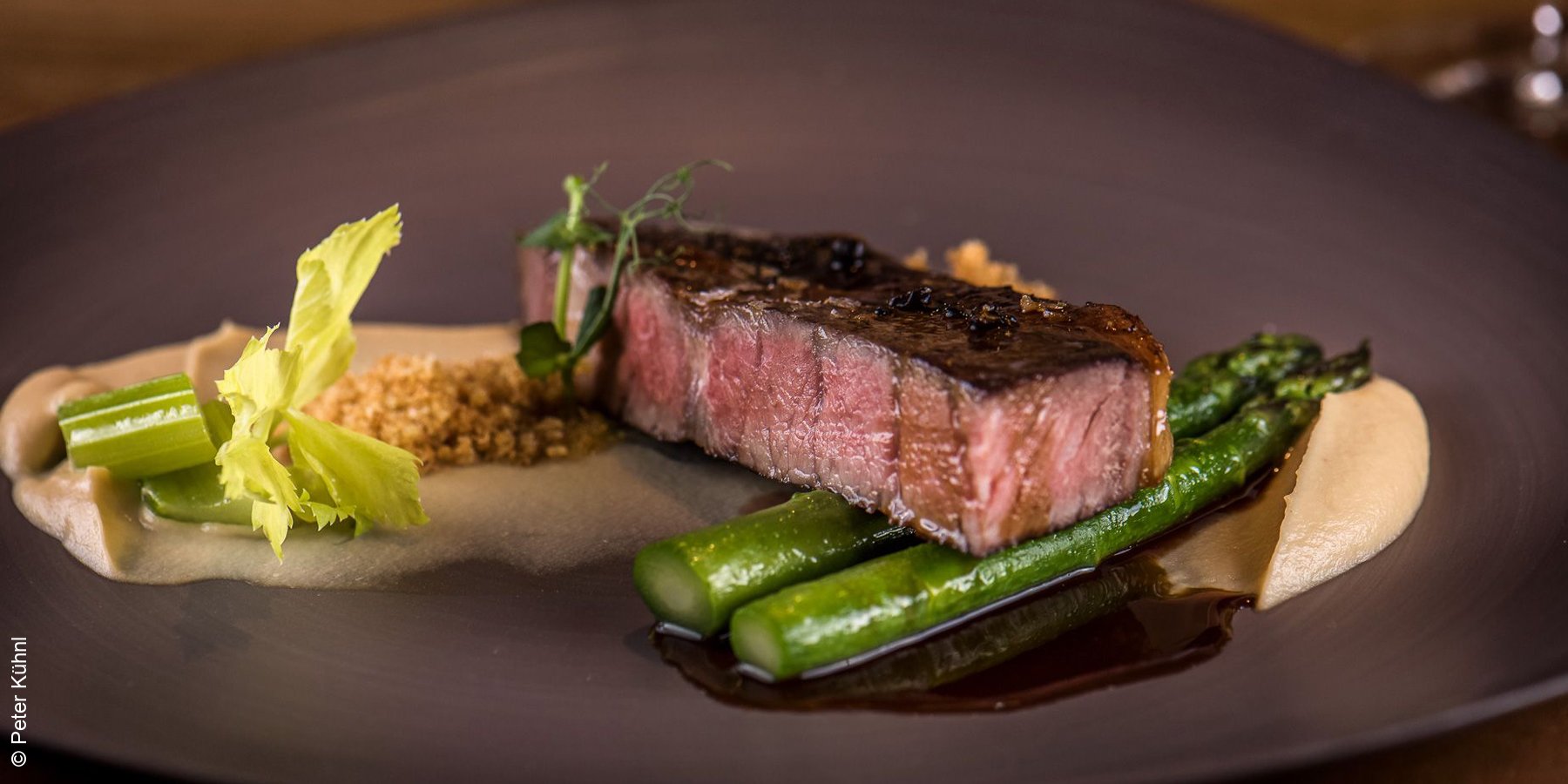 Hotel und Chalets PURADIES | Leogang | Steak mit Spargel in Essenz | luxuszeit.com