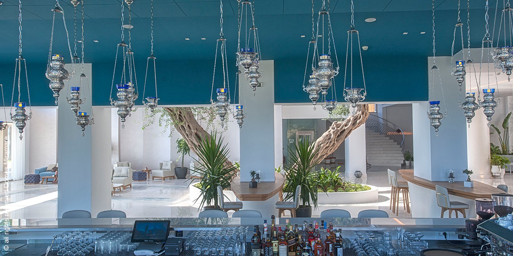 Domes Miramare, a Luxury Collection Resort, Korfu | Moraitika | Blue Bar | luxuszeit.com