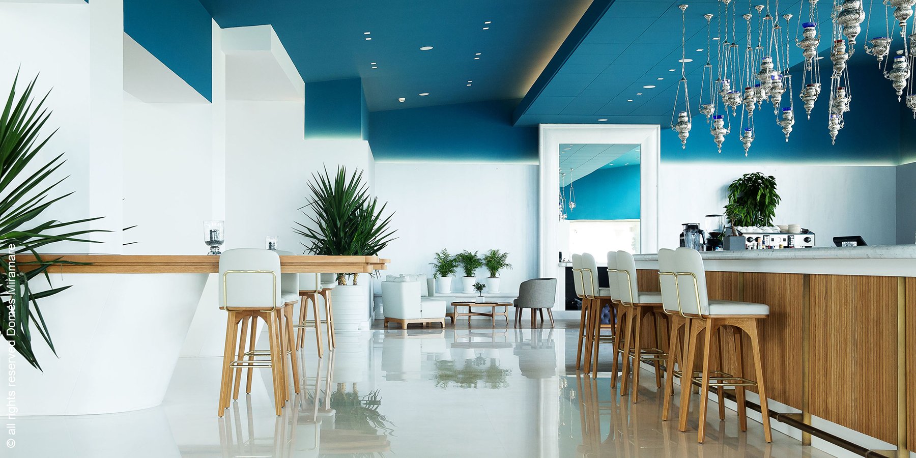 Domes Miramare, a Luxury Collection Resort, Korfu | Moraitika | Ansicht Blue Bar | luxuszeit.com