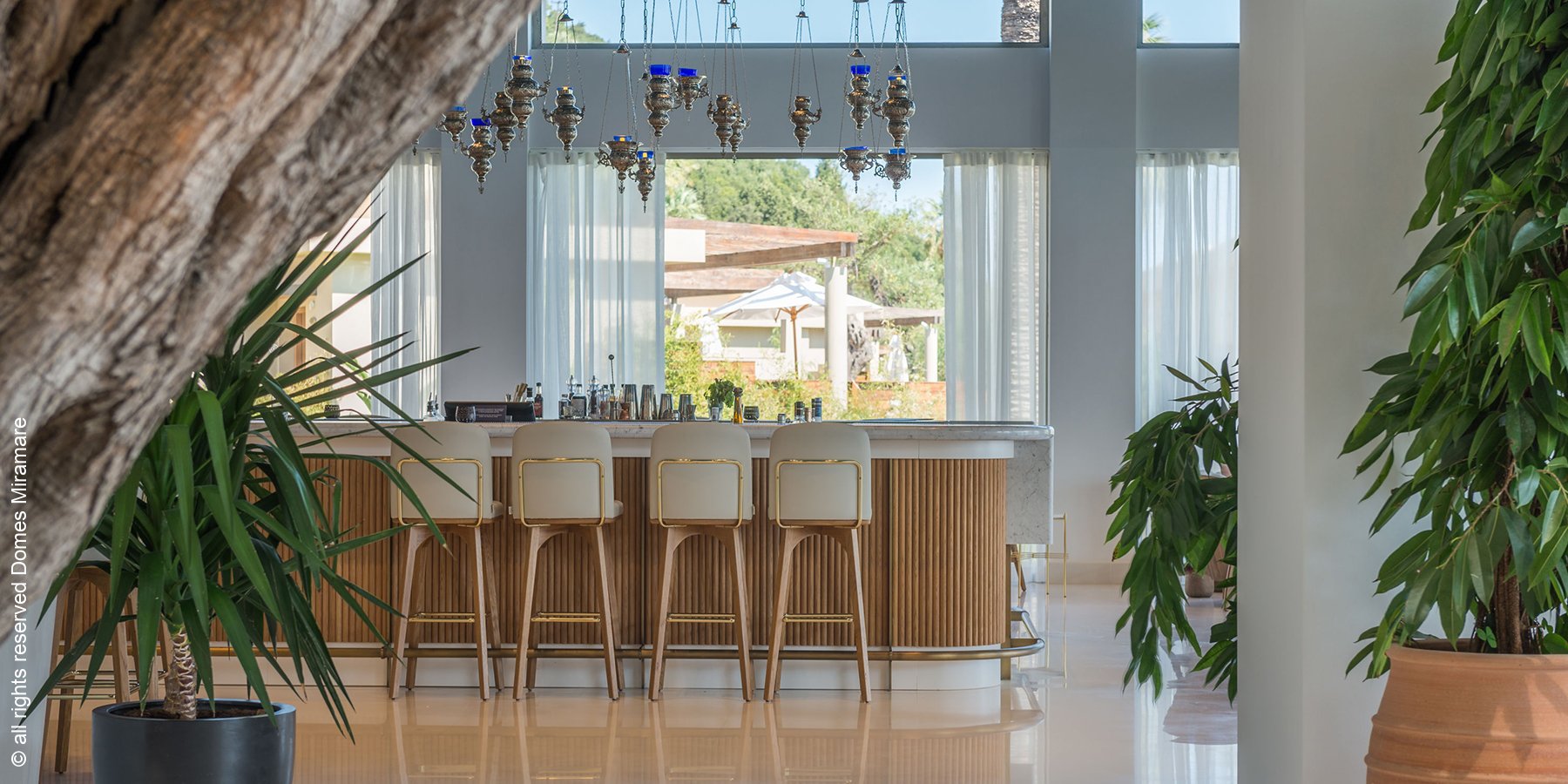 Domes Miramare, a Luxury Collection Resort, Korfu | Moraitika | Blick in die Blue Bar | luxuszeit.com