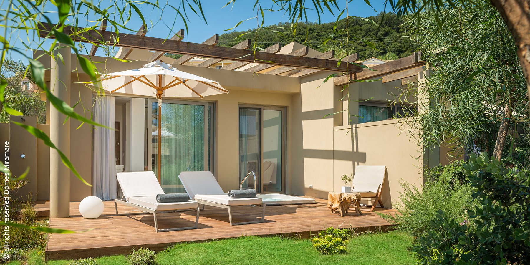 Domes Miramare, a Luxury Collection Resort, Korfu | Moraitika | Pavilion Suite Terrasse | luxuszeit.com
