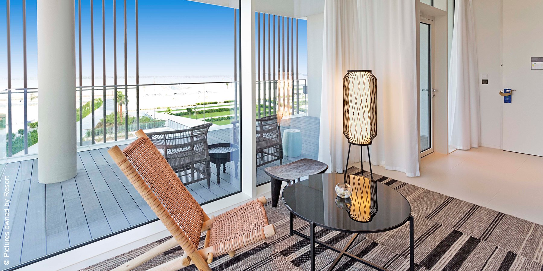 The Oberoi Beach Resort, Al Zorah | Adschman | Deluxe-Suite Wohnbereich | luxuszeit.com