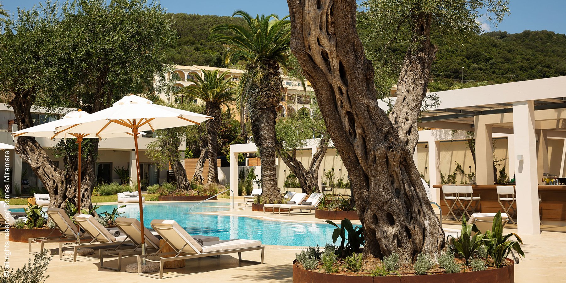 Domes Miramare, a Luxury Collection Resort, Korfu | Moraitika | Verde Bar mit Pool | luxuszeit.com