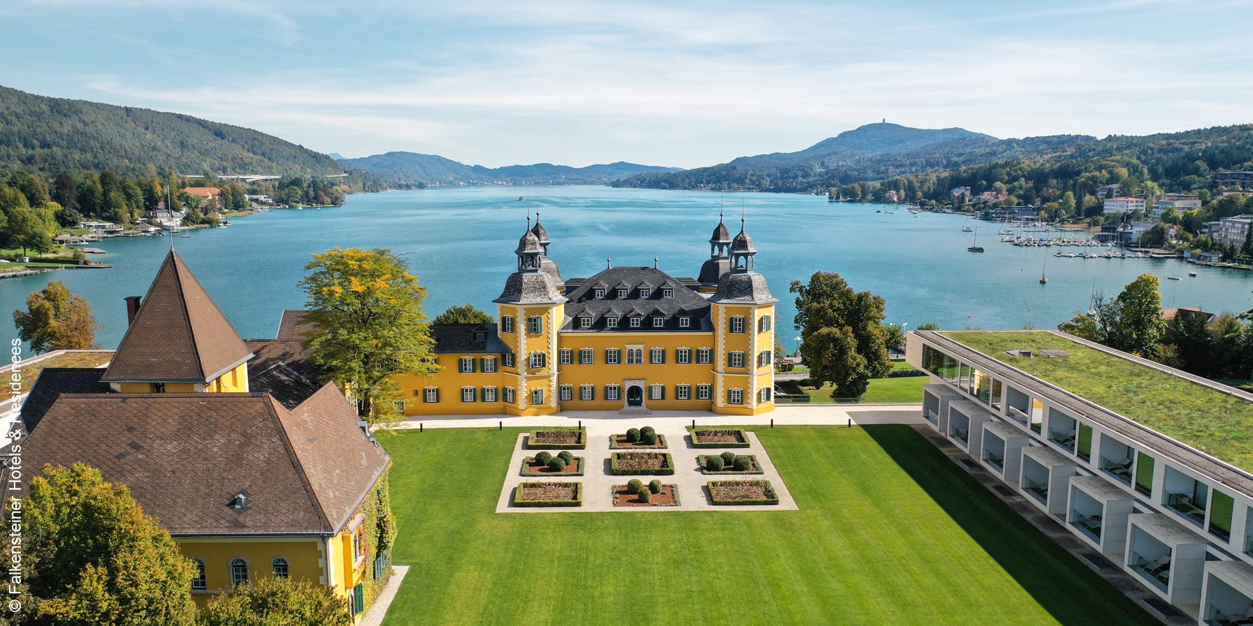 Falkensteiner Schlosshotel Velden | Velden am Woerthersee | Ansicht mit See | luxuszeit.com