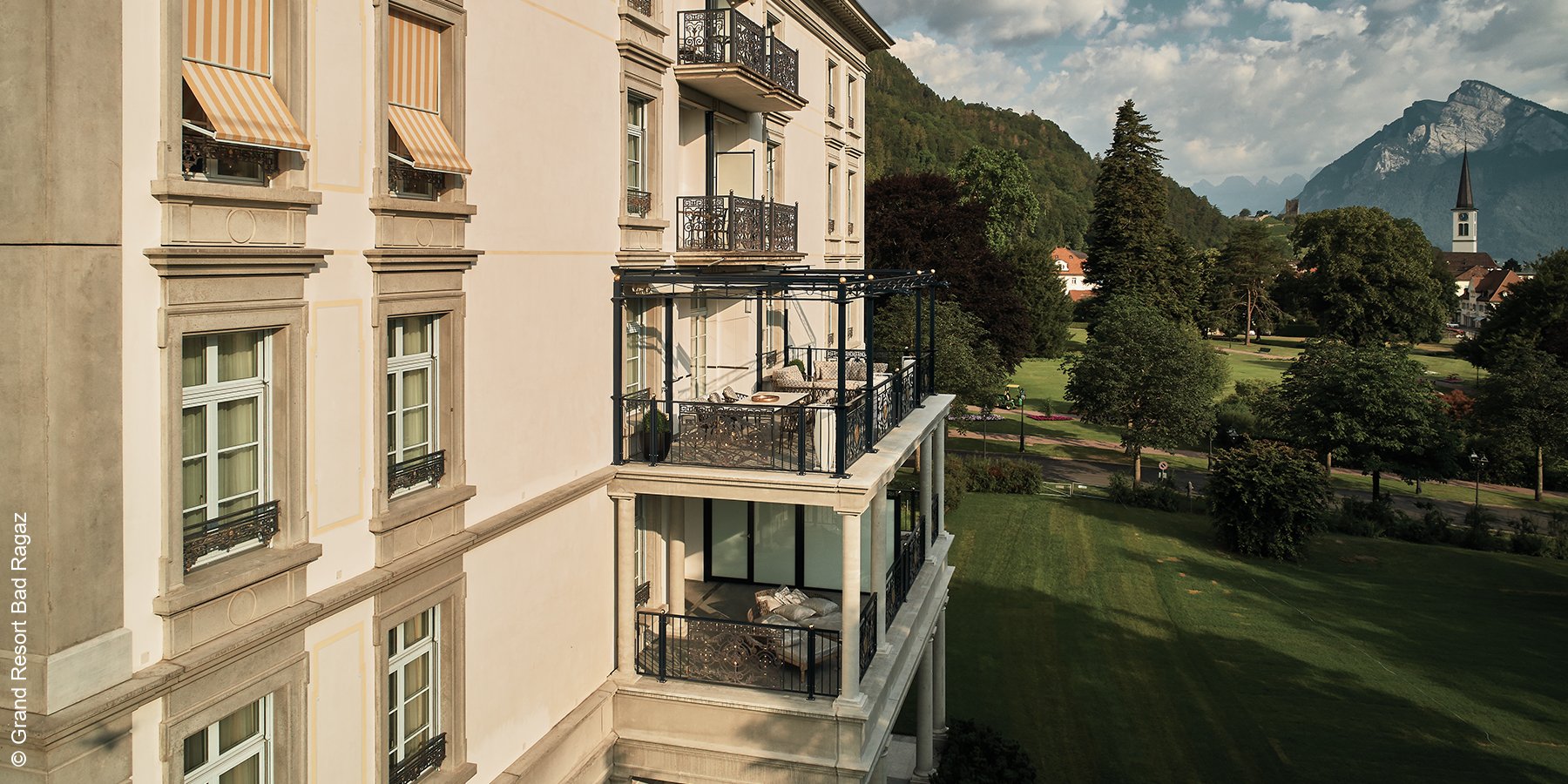 Grand Resort | Bad Ragaz | Schweiz | Ansicht mit Park | luxuszeit.com