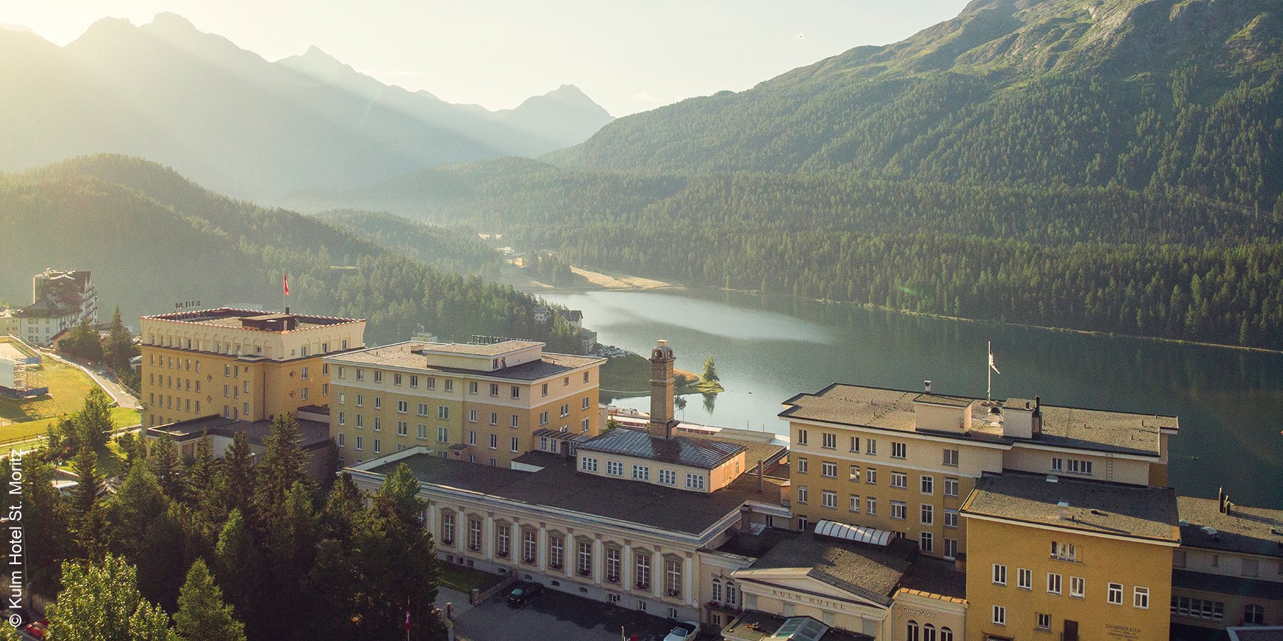 Kulm Hotel | St. Moritz | Aussenansicht mit See | luxuszeit.com