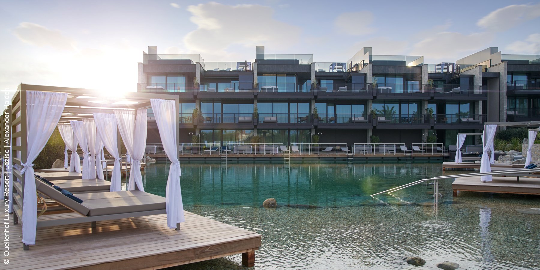 Quellenhof Luxury Resort | Lazise am Gardasee | Außenfassade mit Naturbadeteich | luxuszeit.com