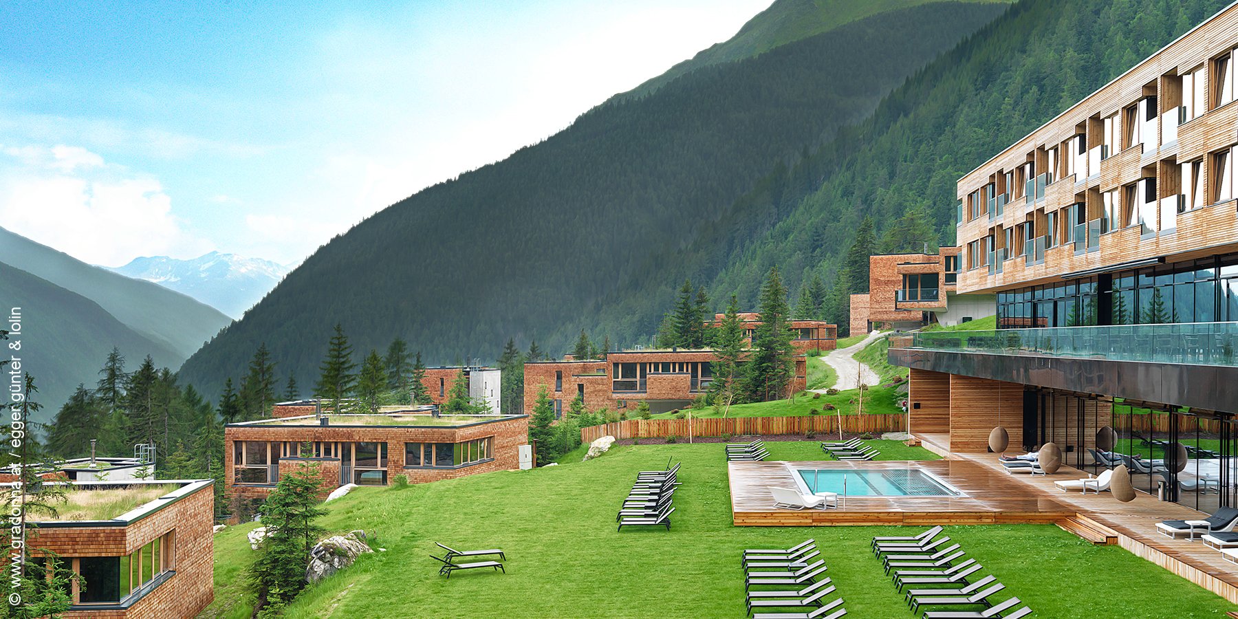 Gradonna Mountain Resort | Châlets & Hotel | Kals am Großglockner | Aussenansicht Sommer | luxuszeit.com