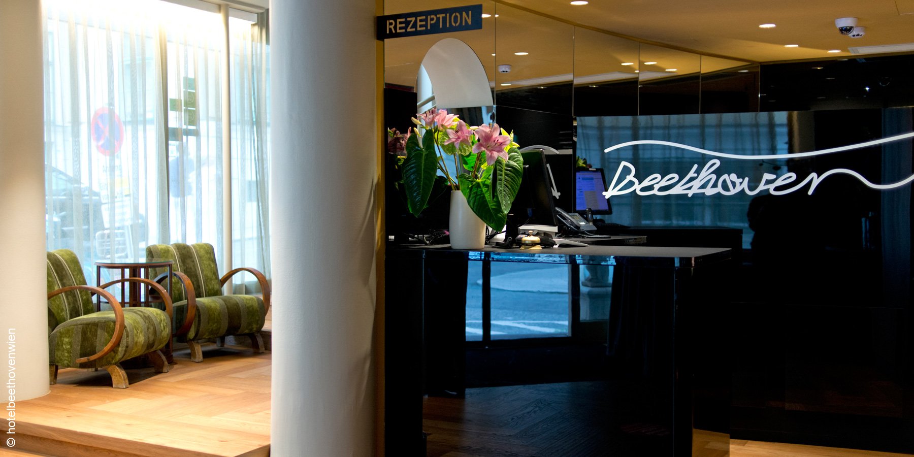 Hotel Beethoven | Wien | Rezeption mit Treppe | luxuszeit.com