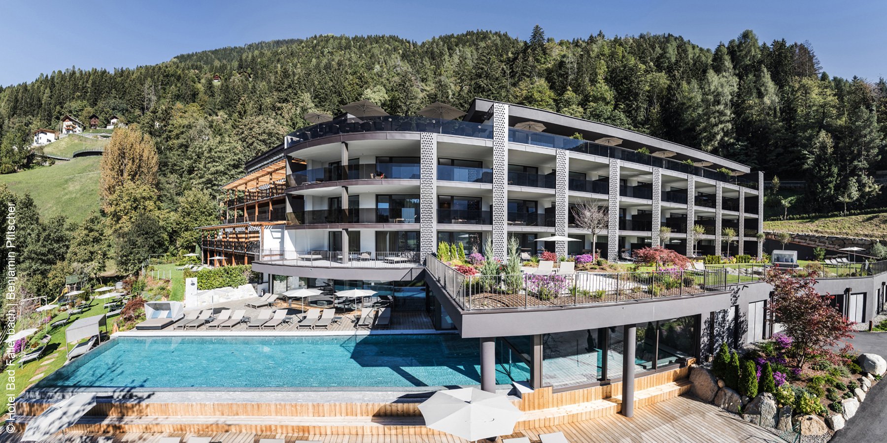 Hotel Bad Fallenbach | St. Leonhard im Passeiertal | Außenansicht mit Pool | luxuszeit.com