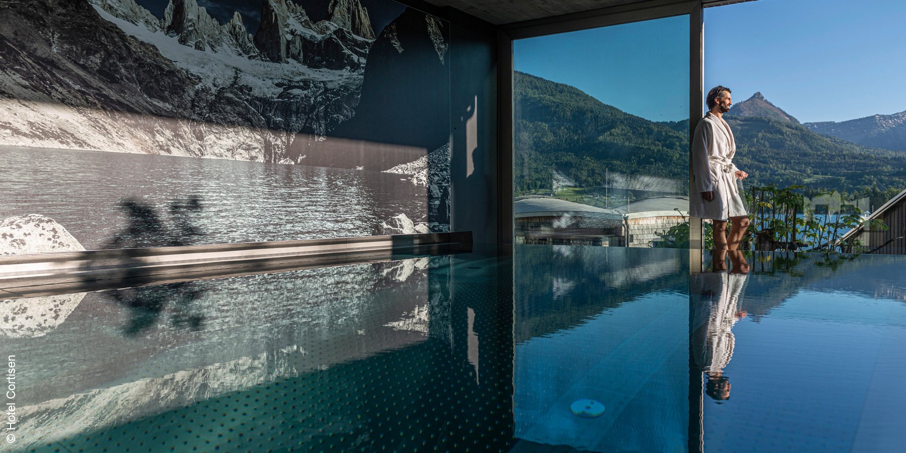 Hotel Cortisen am See | St. Wolfgang | Indoor Pool Ausblick | luxuszeit.com