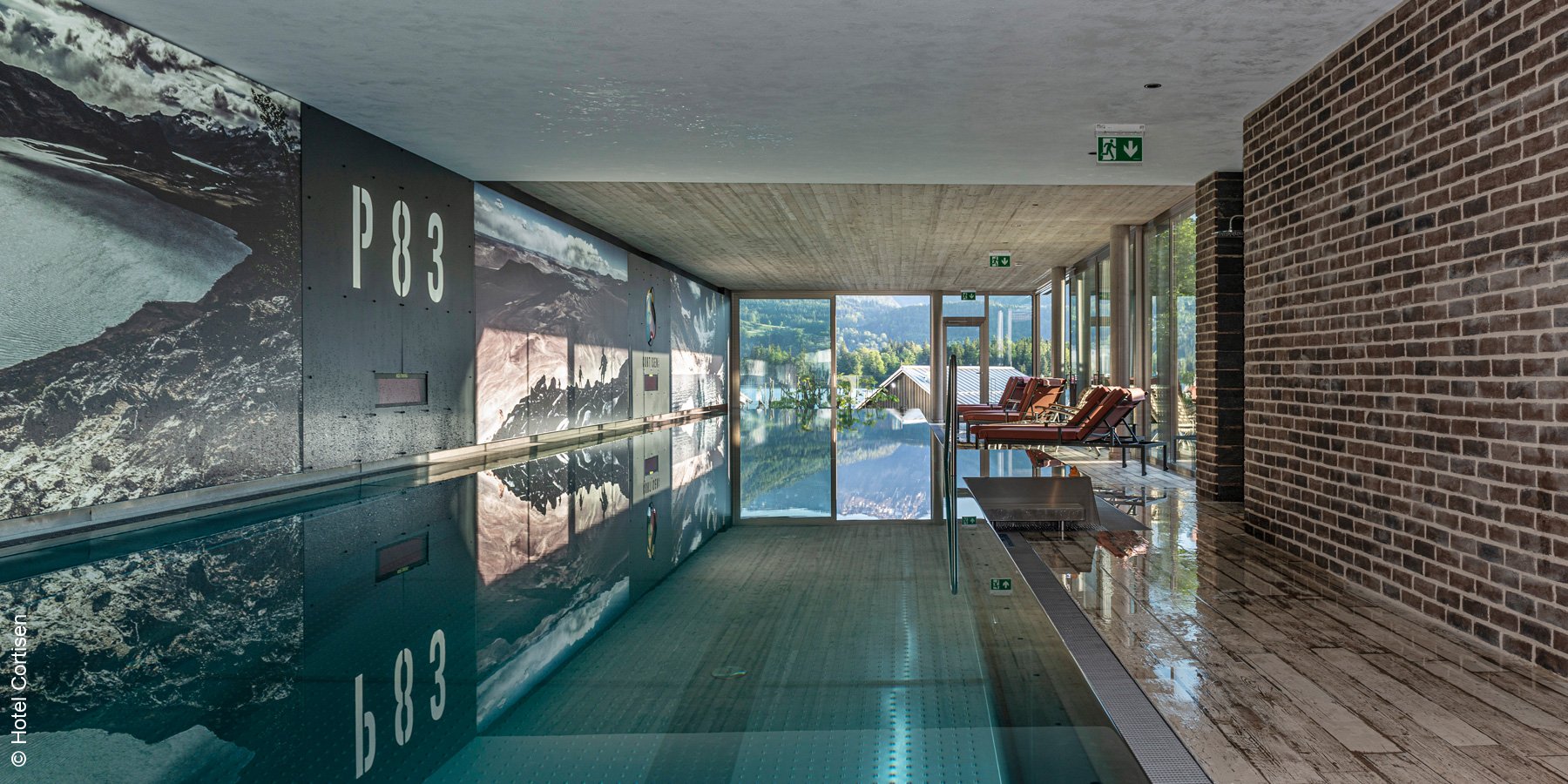 Hotel Cortisen am See | St. Wolfgang | Indoor Pool Liegestühle | luxuszeit.com