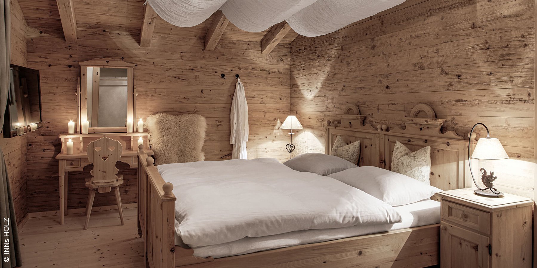 Inns Holz | Ulrichsberg im Böhmerwald | Schlafzimmer mit Zirbenholzbett | luxuszeit.com