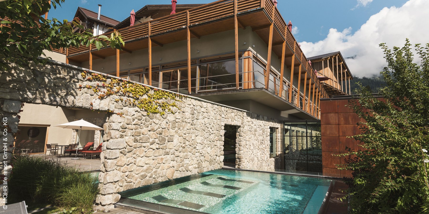 MOHR life resort | Lermoos | Pool-Landschaft | luxuszeit.com