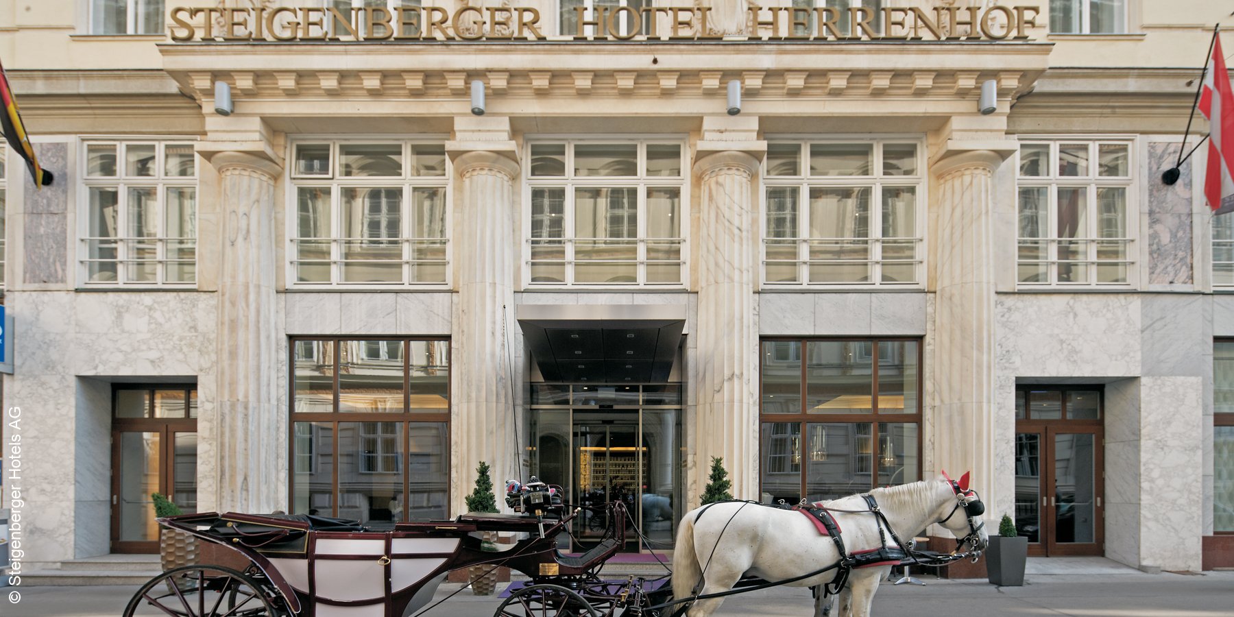 Steigenberger Hotel Herrenhof | Wien | Vor dem Hotel | luxuszeit.com