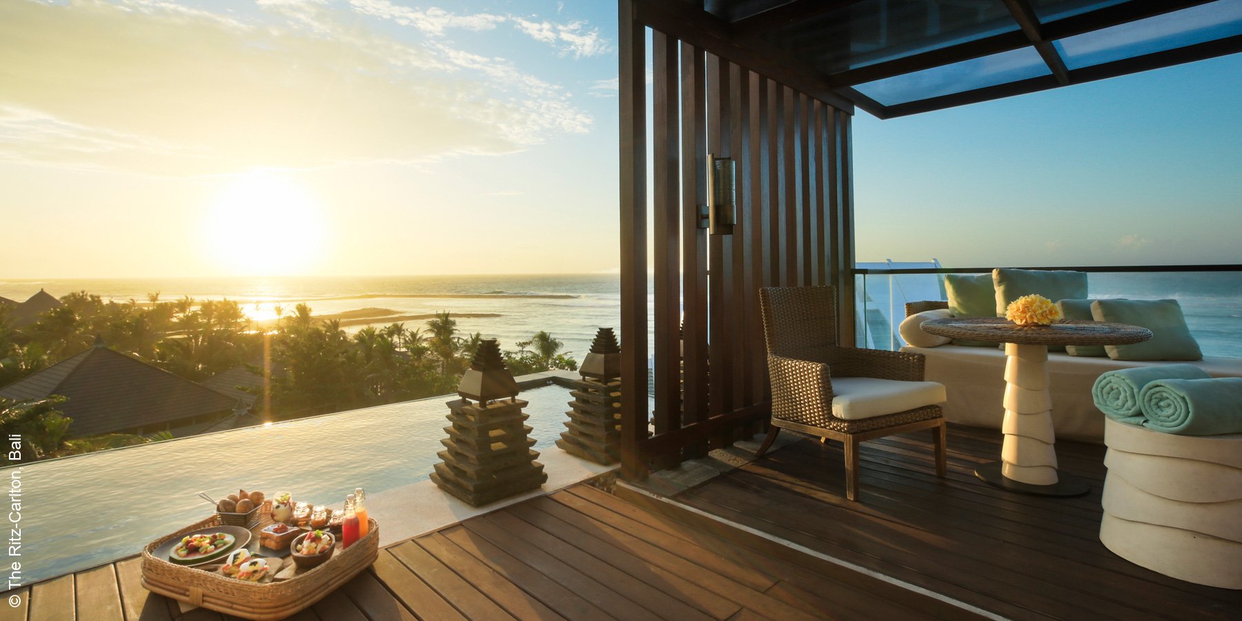 The Ritz Carlton | Bali | Floating Breakfast | luxuszeit.com