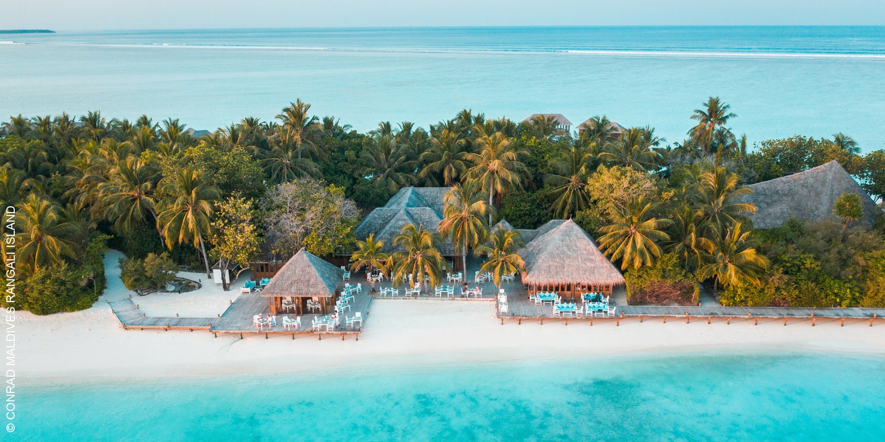Conrad Maldives Rangali Island | Malediven | Vilu Restaurant und Bar von oben | luxuszeit.com