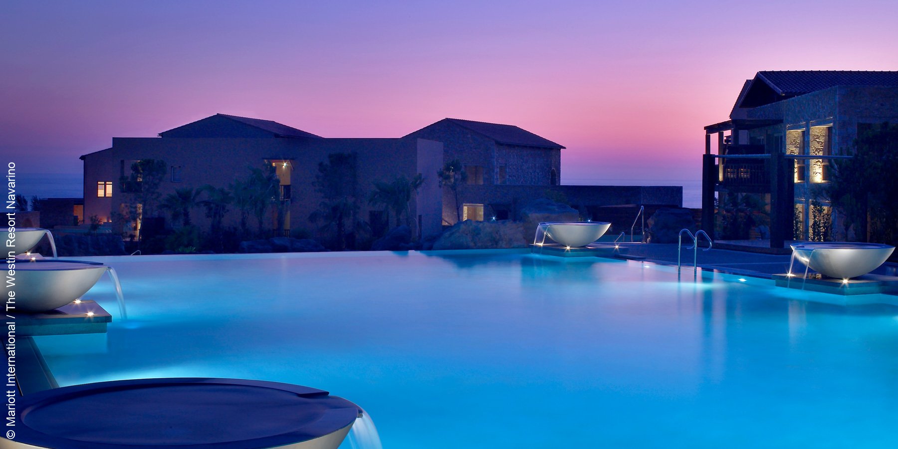 The Westin Resort Costa Navarino | Griechenland | Pool by night | luxuszeit.com